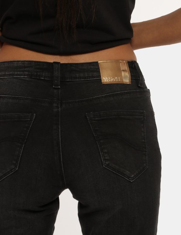 Jeans Yes Zee nero - COMPOSIZIONE E VESTIBILITÀ:98% cotone 2% elastaneLa modella è alta 170 cm e indossa la taglia 27 us cor