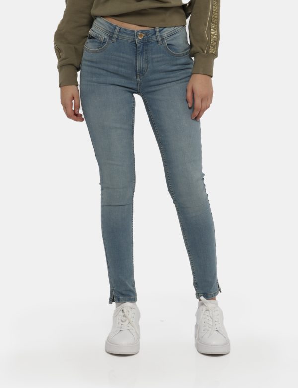 Jeans Jeans Yes Zee - COMPOSIZIONE E VESTIBILITÀ:98% cotone 2% elastanLa modella è alta 170 cm e indossa la taglia S. La ves