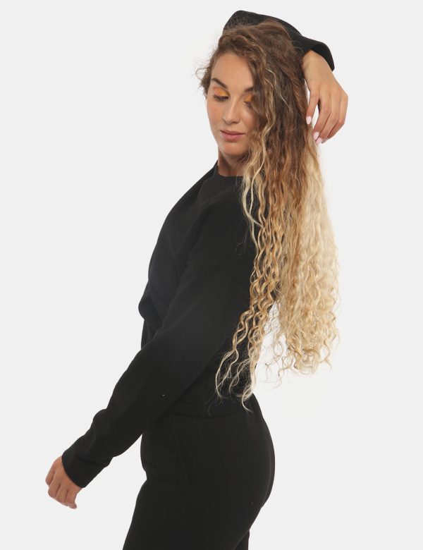 Felpa Concept83 con tasca centrale - 65% cotone 35% poliestereLa modella indossa la taglia S ed è alta 168 cm e la vestibil