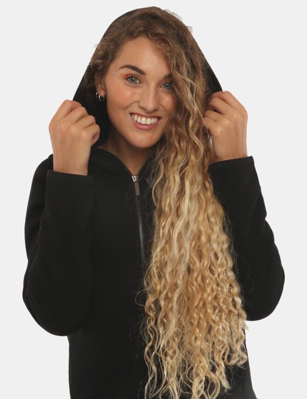 Felpa Concept83 con tasche e zip - 65% cotone 35% poliestereLa modella indossa la taglia S ed è alta 168 cm e la vestibilit
