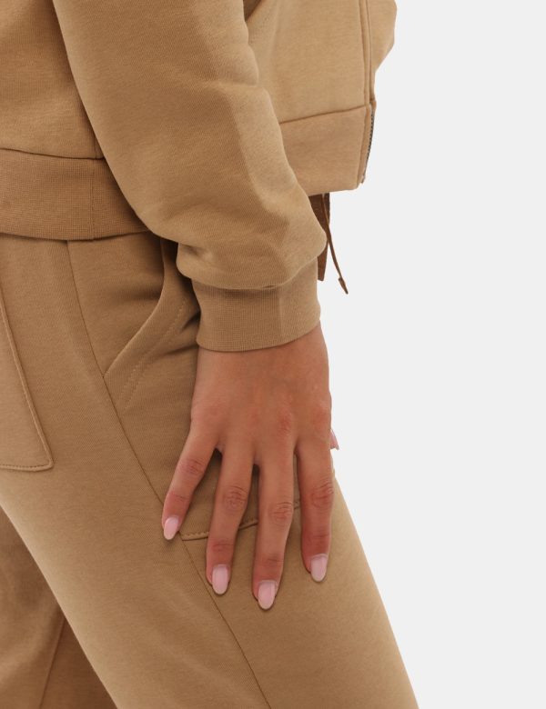 Felpa Concept83 con zip e cappuccio - 65% cotone 35% poliestereLa modella indossa la taglia S ed è alta 168 cm e la vestibi