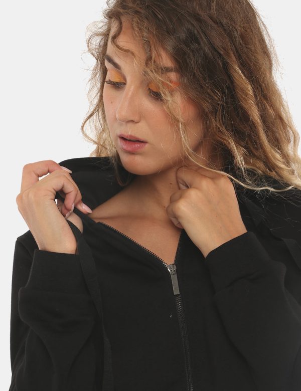 Felpa Concept83 con zip e cappuccio - 65% cotone 35% poliestereLa modella indossa la taglia S ed è alta 168 cm e la vestibi