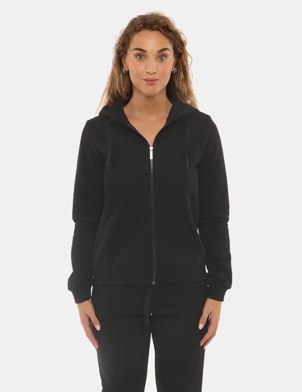 Felpa Concept83 con zip e cappuccio - 65% cotone 35% poliestereLa modella indossa la taglia S ed è alta 168 cm e la vestibi
