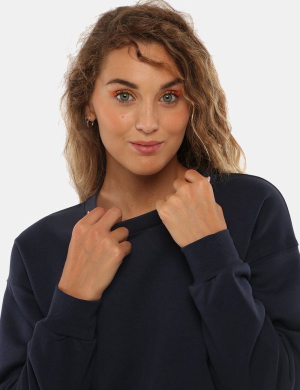 Felpa Concept83 girocollo - 65% cotone 35% poliestereLa modella indossa la taglia S ed è alta 168 cm e la vestibilità è reg