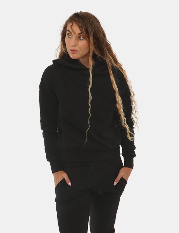 Felpa Concept83 con neppuccio - 65% cotone 35% poliestereLa modella indossa la taglia S ed è alta 168 cm e la vestibilità è