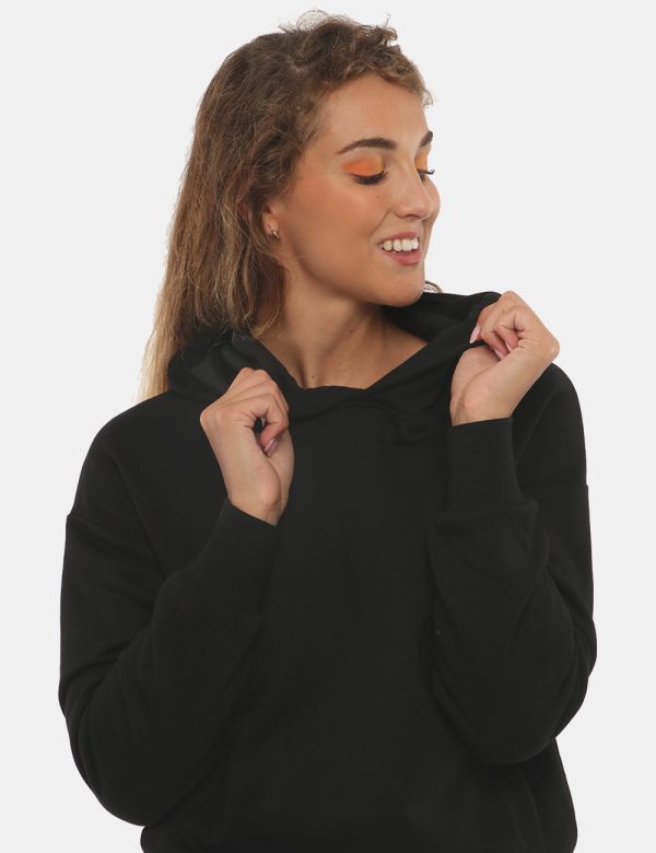 Felpa Concept83 con neppuccio - 65% cotone 35% poliestereLa modella indossa la taglia S ed è alta 168 cm e la vestibilità è