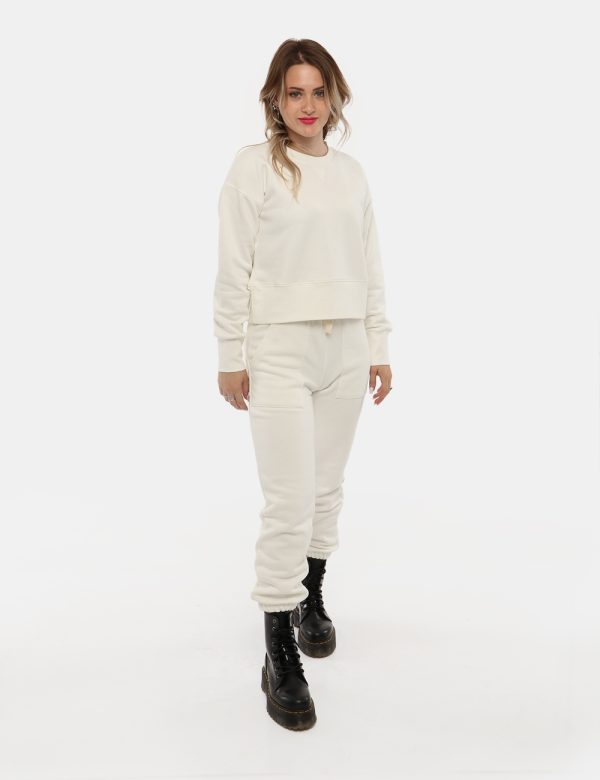 Felpa Concept83 corta - 65% cotone 35% poliestereLa modella indossa la taglia S ed è alta 168 cm e la vestibilità è regolar