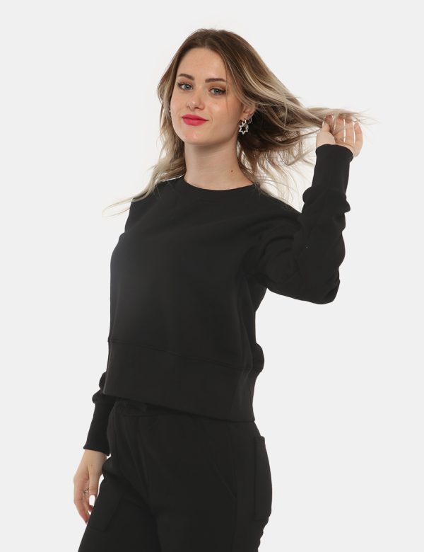 Felpa Concept83 corta - 65% cotone 35% poliestereLa modella indossa la taglia S ed è alta 168 cm e la vestibilità è regolar
