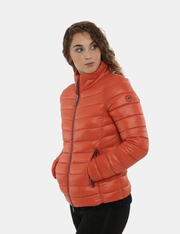 Piumino Concept83 sciancrato - 100% nylonLa modella indossa la taglia S e la vestibilità del capo è regolare. Spalle: 37cm