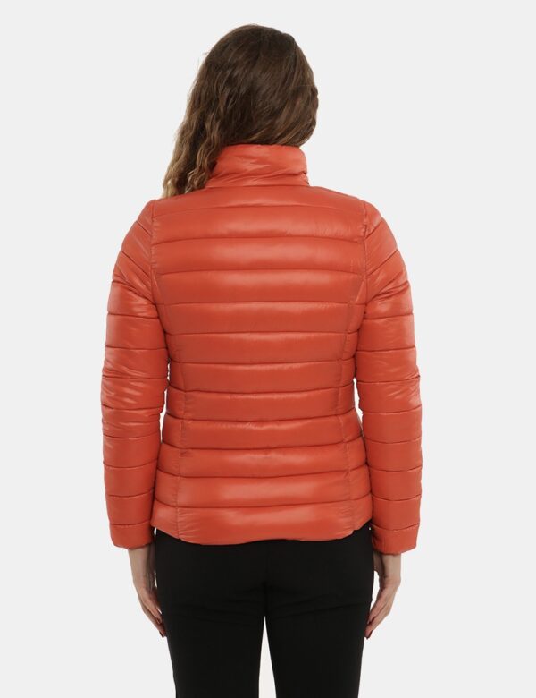 Piumino Concept83 sciancrato - 100% nylonLa modella indossa la taglia S e la vestibilità del capo è regolare. Spalle: 37cm