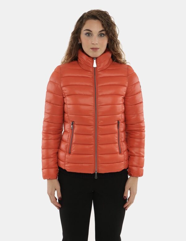 Piumino Concept83 sciancrato - 100% nylonLa modella indossa la taglia S e la vestibilità del capo è regolare. Spalle: 37cm