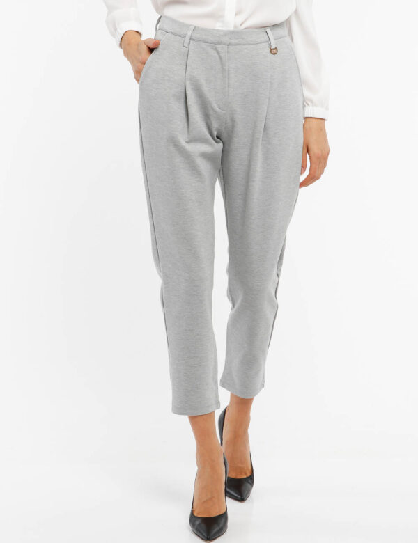 Pantalone Yes Zee con tasche - 65% viscosa 30% poliammide 5% elastinaLa modella indossa la taglia S ed è alta 178 cm e la ve