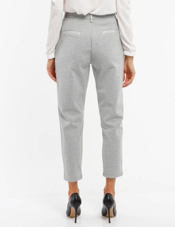 Pantalone Yes Zee con tasche - 65% viscosa 30% poliammide 5% elastinaLa modella indossa la taglia S ed è alta 178 cm e la ve