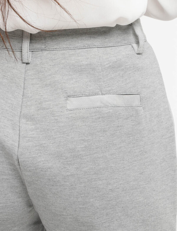 Pantalone Yes Zee con tasche - 65% viscosa 30% poliammide 5% elastinaLa modella indossa la taglia S ed è alta 178 cm e la ve