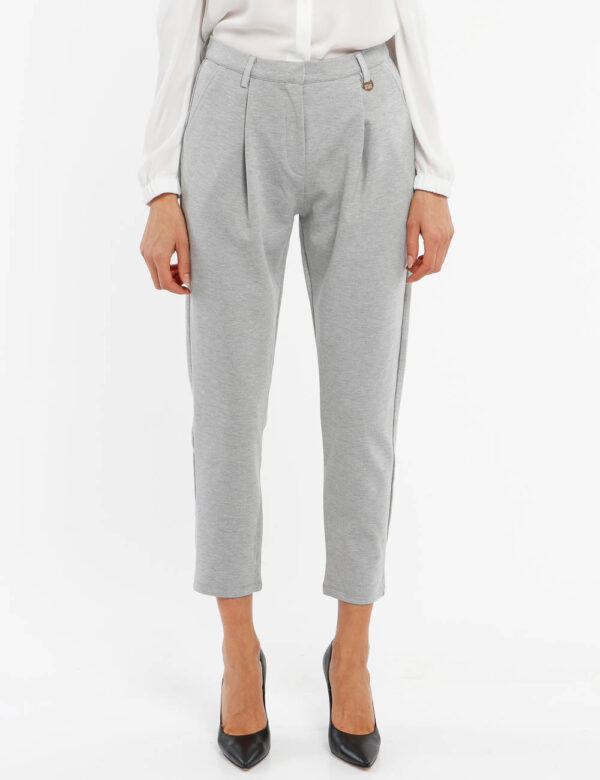 Pantalone Yes Zee con tasche - 65% viscosa 30% poliammide 5% elastinaLa modella indossa la taglia S ed è alta 178 cm e la ve
