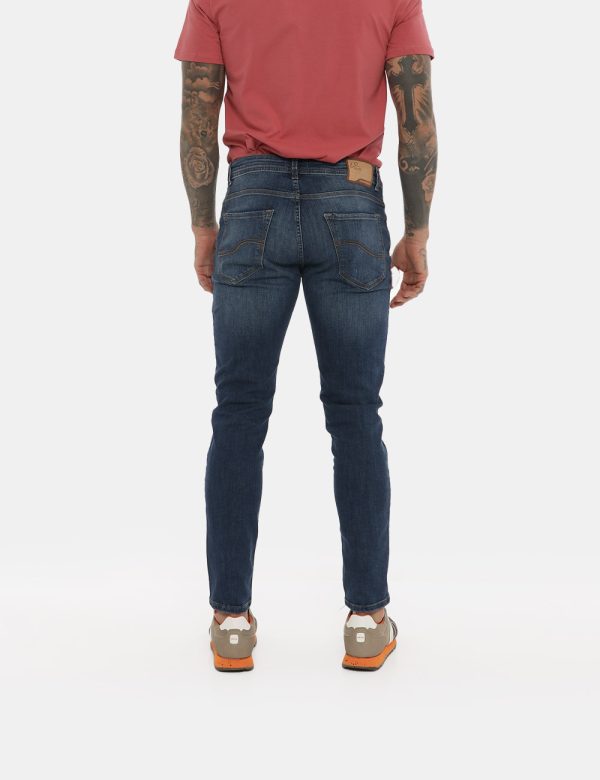 Jeans Yes Zee blu denim - COMPOSIZIONE E VESTIBILITÀ:98% cotone 2% elastante Il modello è alto 178 cm e indossa la taglia 3