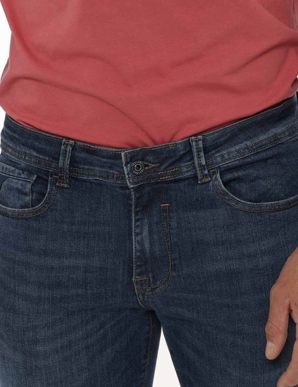 Jeans Yes Zee blu denim - COMPOSIZIONE E VESTIBILITÀ:98% cotone 2% elastante Il modello è alto 178 cm e indossa la taglia 3