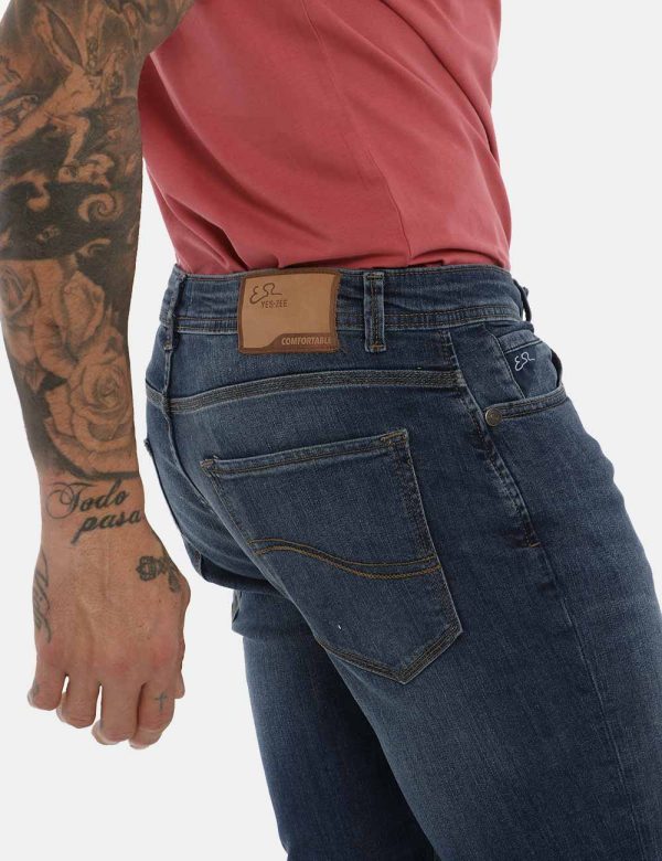 Jeans Yes Zee blu denim - COMPOSIZIONE E VESTIBILITÀ:98% cotone 2% elastante Il modello è alto 178 cm e indossa la taglia 3