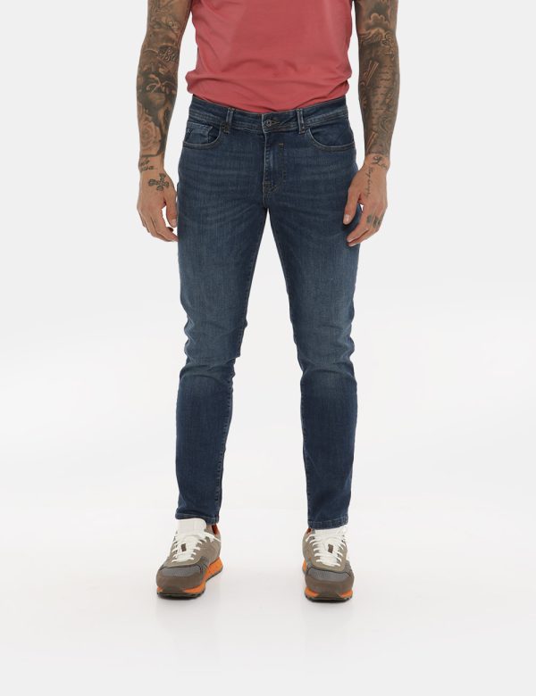 Jeans Yes Zee blu denim - COMPOSIZIONE E VESTIBILITÀ:98% cotone 2% elastante Il modello è alto 178 cm e indossa la taglia 3