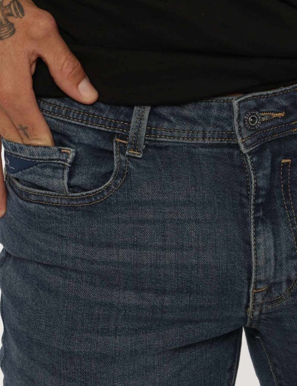 Jeans Yes Zee blu denim - COMPOSIZIONE E VESTIBILITÀ:99% cotone 1% elastaneIl modello è alto 178 cm e indossa la taglia 33 u