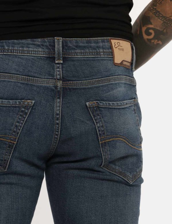 Jeans Yes Zee blu denim - COMPOSIZIONE E VESTIBILITÀ:99% cotone 1% elastaneIl modello è alto 178 cm e indossa la taglia 33 u