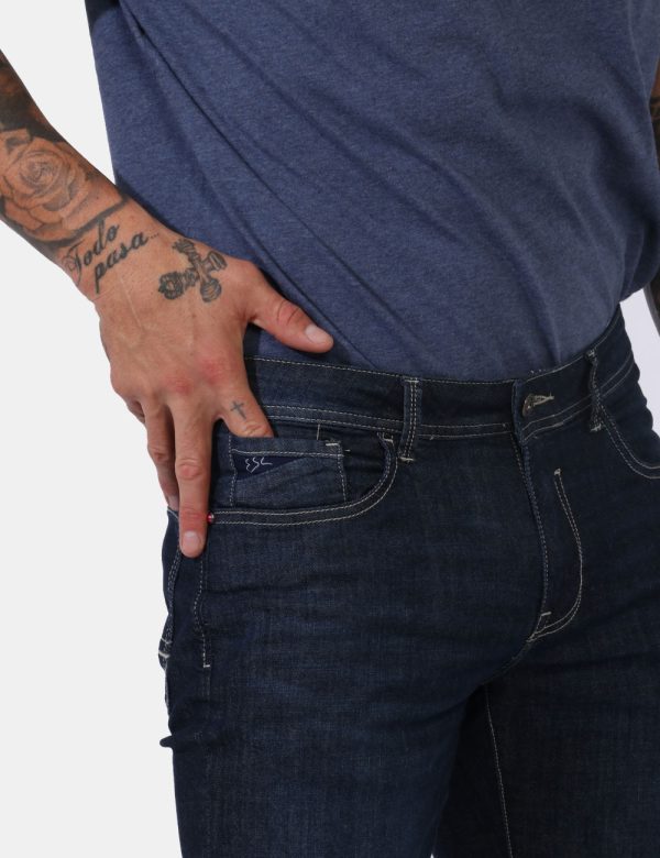 Jeans Yes Zee Jeans - Jeans in total blu denim dark con tasche sagomate sul fronte e tasche a toppa sul retro. La vestibilit