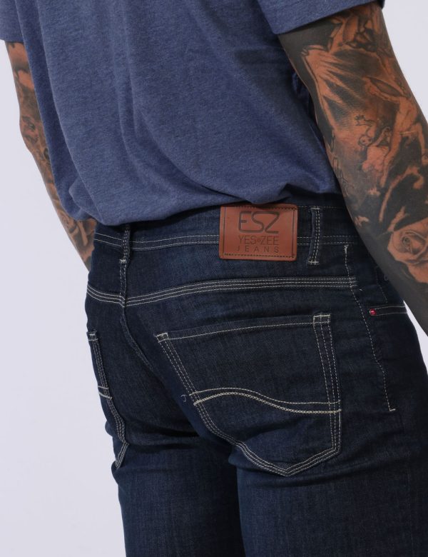 Jeans Yes Zee Jeans - Jeans in total blu denim dark con tasche sagomate sul fronte e tasche a toppa sul retro. La vestibilit