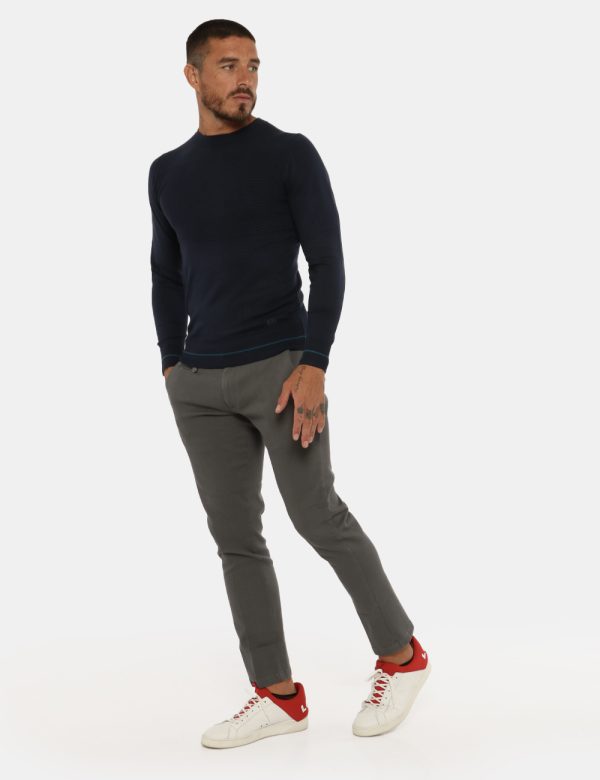 Pantalone Yes Zee grigio - COMPOSIZIONE E VESTIBILITÀ:98% cotone 2% elastaneIl modello è alto 178 cm e indossa la taglia 33