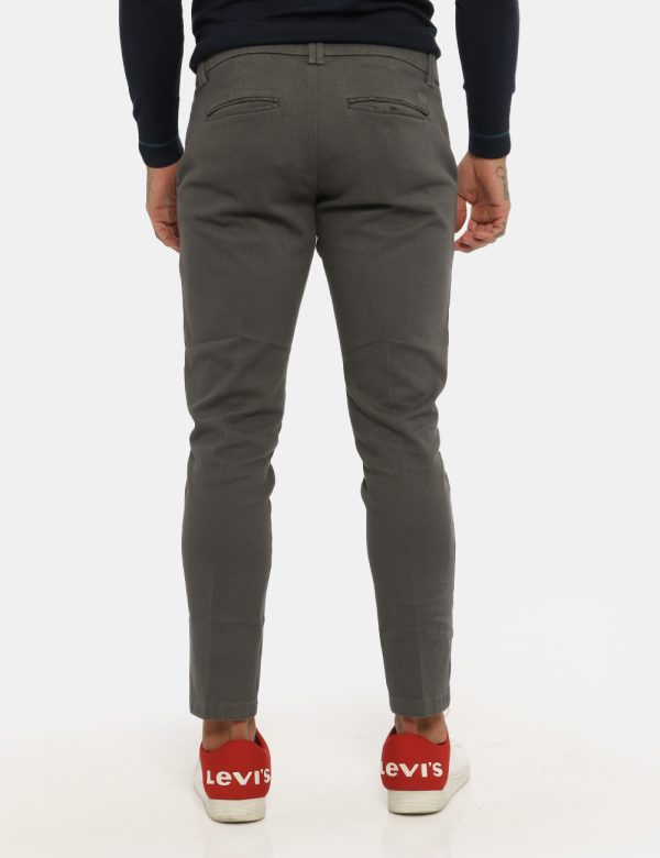 Pantalone Yes Zee grigio - COMPOSIZIONE E VESTIBILITÀ:98% cotone 2% elastaneIl modello è alto 178 cm e indossa la taglia 33