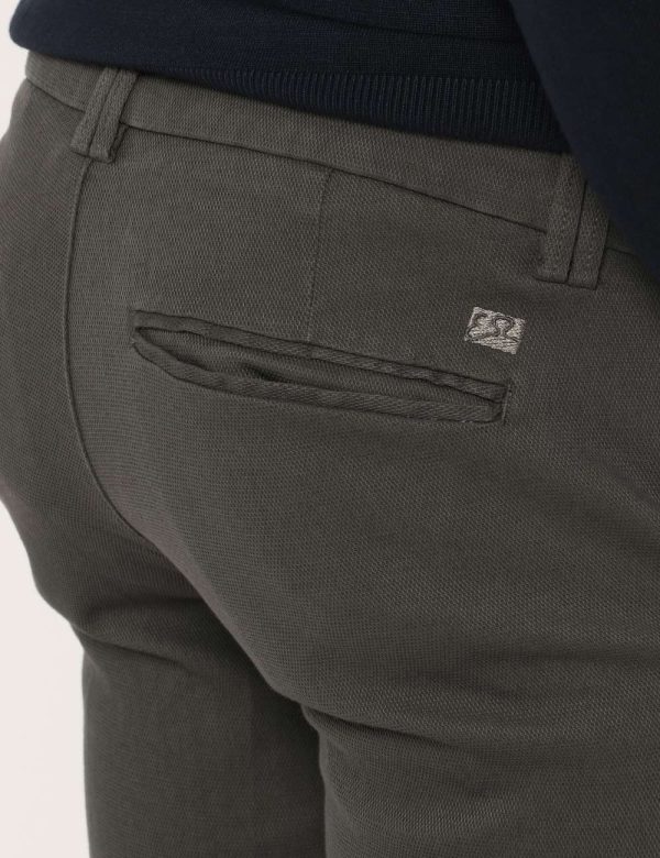 Pantalone Yes Zee grigio - COMPOSIZIONE E VESTIBILITÀ:98% cotone 2% elastaneIl modello è alto 178 cm e indossa la taglia 33
