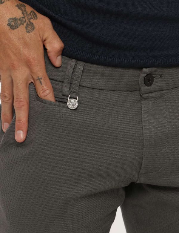 Pantalone Yes Zee grigio - COMPOSIZIONE E VESTIBILITÀ:98% cotone 2% elastaneIl modello è alto 178 cm e indossa la taglia 33
