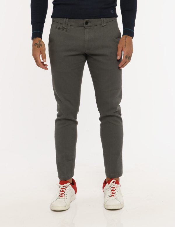 Pantalone Yes Zee grigio - COMPOSIZIONE E VESTIBILITÀ:98% cotone 2% elastaneIl modello è alto 178 cm e indossa la taglia 33