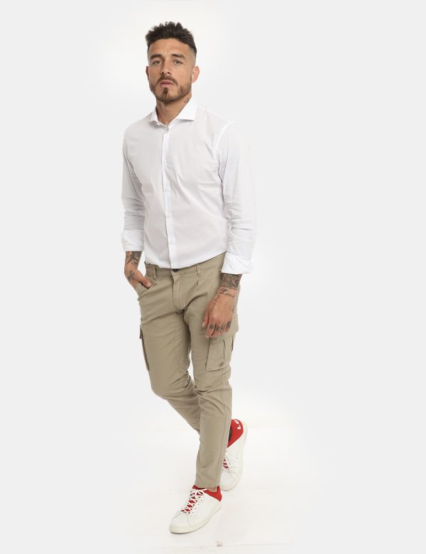 Pantalone Yes Zee beige - COMPOSIZIONE E VESTIBILITÀ:98% cotone 2% elastaneIl modello è alto 178 cm e indossa la taglia 32.