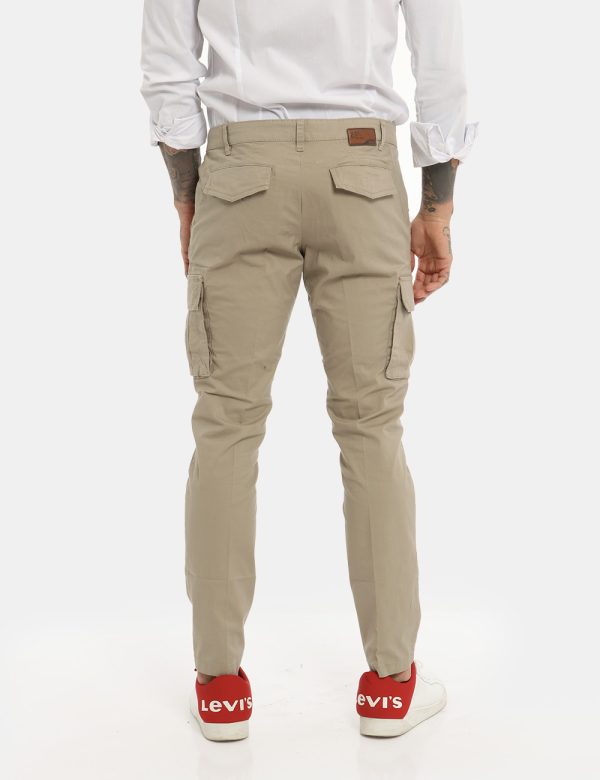 Pantalone Yes Zee beige - COMPOSIZIONE E VESTIBILITÀ:98% cotone 2% elastaneIl modello è alto 178 cm e indossa la taglia 32.