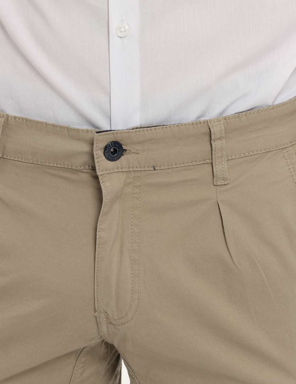 Pantalone Yes Zee beige - COMPOSIZIONE E VESTIBILITÀ:98% cotone 2% elastaneIl modello è alto 178 cm e indossa la taglia 32.