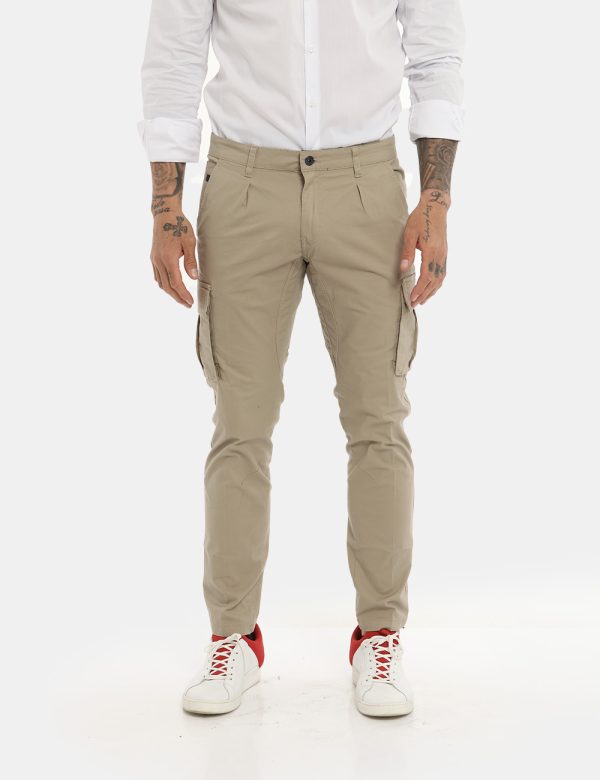 Pantalone Yes Zee beige - COMPOSIZIONE E VESTIBILITÀ:98% cotone 2% elastaneIl modello è alto 178 cm e indossa la taglia 32.