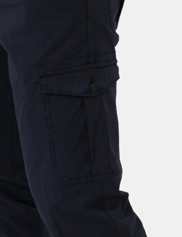 Pantaloni Yes Zee Blu - Pantaloni in total blu navy con tasche a taglio trasversale sul fronte. Presenti tasche a toppa sia