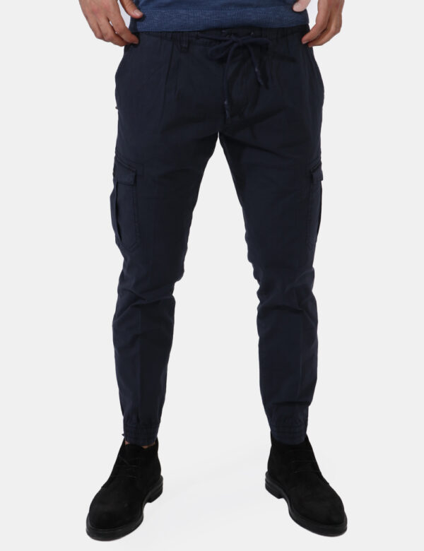 Pantaloni Yes Zee Blu - Pantaloni in total blu navy con tasche a taglio trasversale sul fronte. Presenti tasche a toppa sia