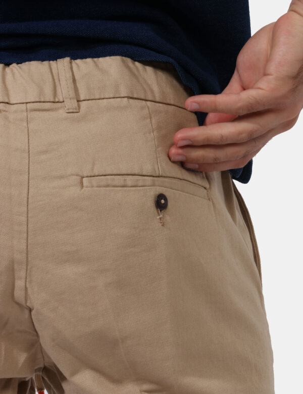 Pantaloni Yes Zee Beige - Pantaloni in total beige con tasche a taglio trasversale sul fronte. Presenti tasche a taglio sul