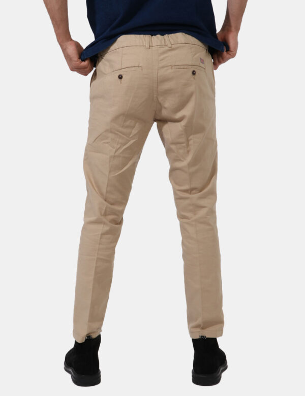 Pantaloni Yes Zee Beige - Pantaloni in total beige con tasche a taglio trasversale sul fronte. Presenti tasche a taglio sul