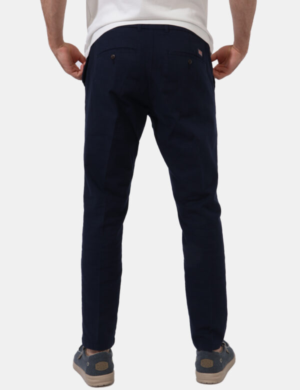 Pantaloni Yes Zee Blu - Pantaloni in total blu navy con tasche a taglio trasversale sul fronte. Presenti tasche a taglio sul