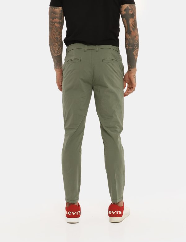 Pantalone Yes Zee verde militare - COMPOSIZIONE E VESTIBILITÀ:98% cotone 2% elastaneIl modello è alto 178 cm e indossa la ta