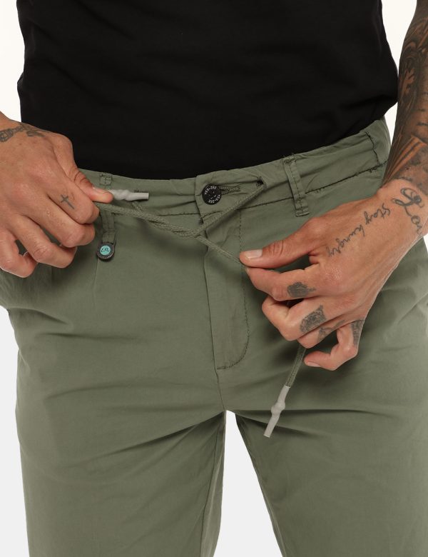 Pantalone Yes Zee verde militare - COMPOSIZIONE E VESTIBILITÀ:98% cotone 2% elastaneIl modello è alto 178 cm e indossa la ta