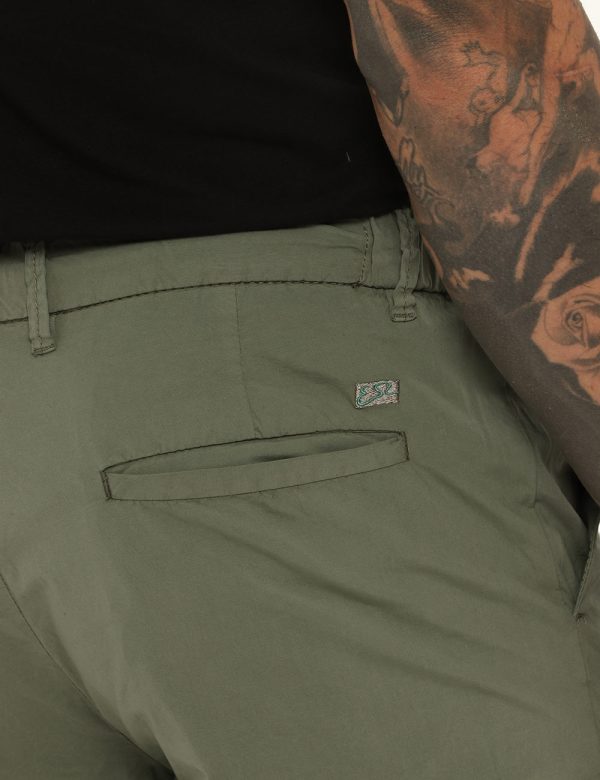 Pantalone Yes Zee verde militare - COMPOSIZIONE E VESTIBILITÀ:98% cotone 2% elastaneIl modello è alto 178 cm e indossa la ta