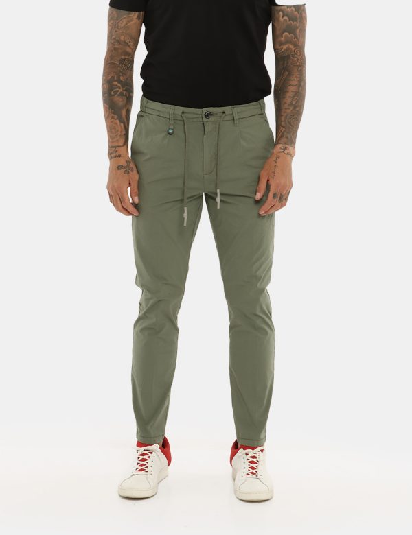 Pantalone Yes Zee verde militare - COMPOSIZIONE E VESTIBILITÀ:98% cotone 2% elastaneIl modello è alto 178 cm e indossa la ta