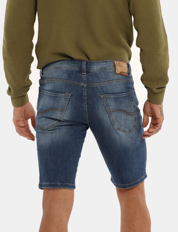 Jeans Yes Zee bermuda blu denim - COMPOSIZIONE E VESTIBILITÀ:98% cotone 2% elastaneIl modello è alto 178 cm e indossa la tag