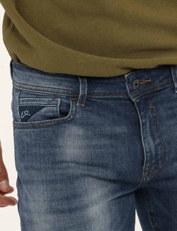 Jeans Yes Zee bermuda blu denim - COMPOSIZIONE E VESTIBILITÀ:98% cotone 2% elastaneIl modello è alto 178 cm e indossa la tag