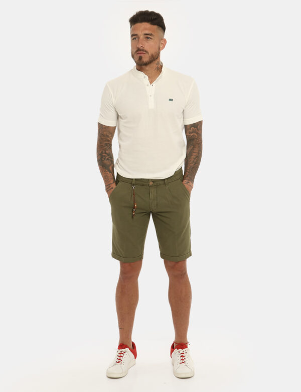 Bermuda Yes Zee verde militare - COMPOSIZIONE E VESTIBILITÀ:100% cotoneIl modello è alto 178 cm e indossa la taglia 32 US. L