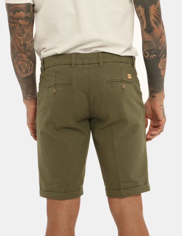 Bermuda Yes Zee verde militare - COMPOSIZIONE E VESTIBILITÀ:100% cotoneIl modello è alto 178 cm e indossa la taglia 32 US. L