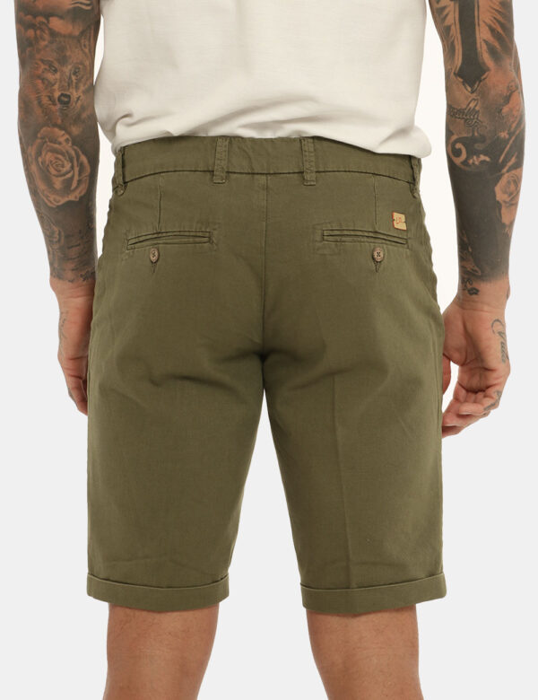 Bermuda Yes Zee verde militare - COMPOSIZIONE E VESTIBILITÀ:100% cotoneIl modello è alto 178 cm e indossa la taglia 32 US. L